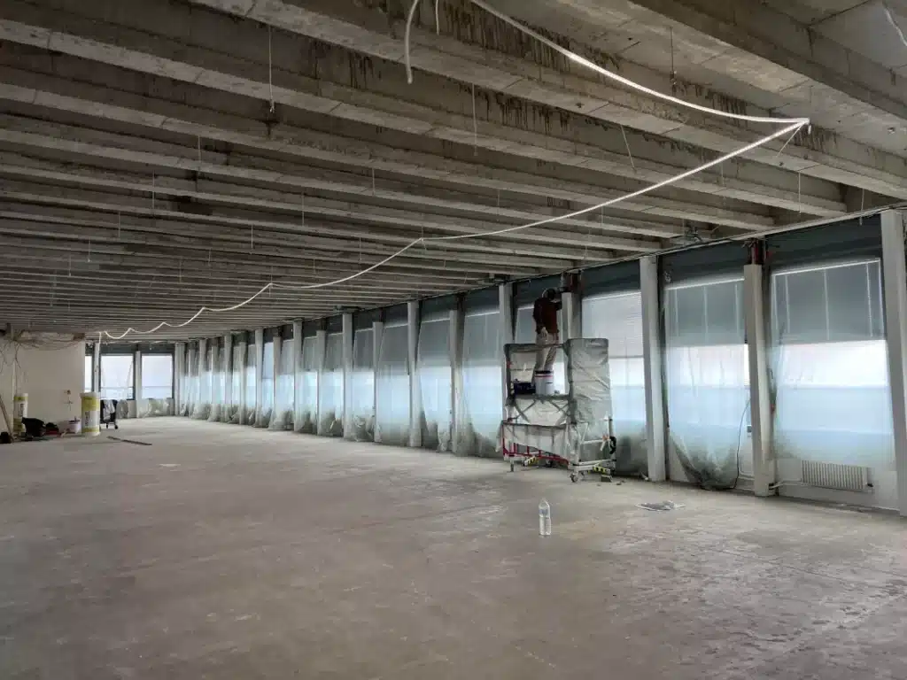 Application de peinture intumescente sur structures béton pour assurer la protection incendie d’un immeuble tertiaire en rénovation.